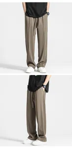 Detailansicht der khakifarbenen Eisseide-Hose mit Vorderfalten und Seitentaschen-Design