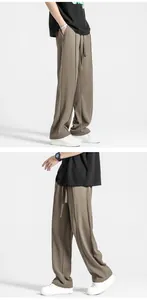 Detailansicht der khakifarbenen weiten Hose mit verstellbarem Kordelzug und weichem Fall