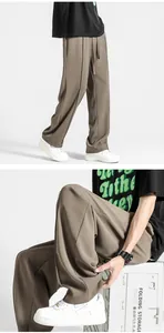 Detail der braunen Eisseide-Hose mit weitem Bein, elastischem Kordelzug und glattem Faltenwurf