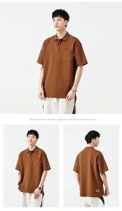 Détail d'un polo en tricot marron avec fente latérale et étiquette en tissu 1977