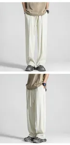 Detail der cremeweißen Wide-Leg-Eisenseidenhose mit elastischem Kordelzug und Falten