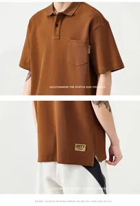 Détail d'un polo caramel avec poche poitrine et texte 1977 sur texture gaufrée