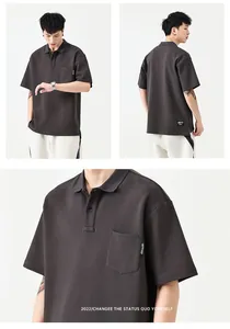 Vues détaillées du polo à manches courtes marron foncé avec poche poitrine et logo 1977