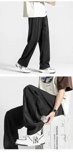 Details zur lockeren Passform und dem Fall der schwarzen Eisseide-Weitbeinhose