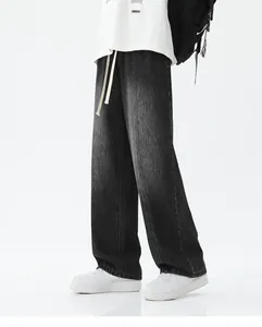 Gros plan détaillé sur le denim gris foncé délavé et les coutures de ce jean rétro