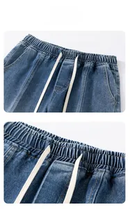Vue détaillée de la taille élastique avec cordon blanc sur ce jean en denim bleu