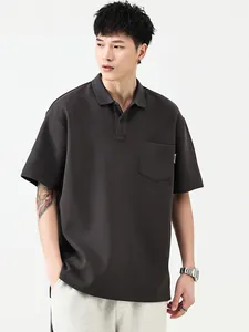 Polo homme marron foncé à manches courtes avec poche poitrine et col classique coupe ample