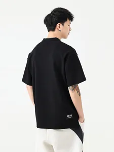 Vue arrière du polo noir ample en coton avec étiquette tissée 1977 workwear au dos