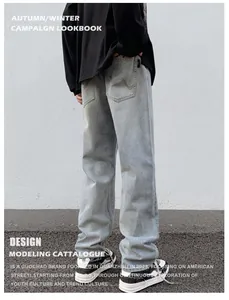 Detail einer hellblauen Herren-Jeans mit geradem Bein und Vintage-Waschung im Retro-Stil