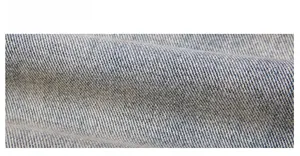 Nahaufnahme der hellblauen Denim-Stoffstruktur mit Twill-Webung und Waschungseffekten