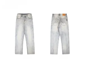 Vorder- und Rückseite der hellblauen Straight Denim Jeans mit Wellennaht am Taschen