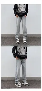Detailansicht der hellblauen Straight-Leg-Denim-Jeans mit gewaschener Vintage-Textur für Herren