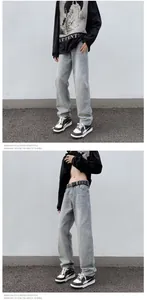 Detail der hellblauen Straight-Leg-Jeans mit verwaschenem Retro-Streetstyle-Effekt