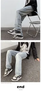 Herren Jeans in Hellblau, gerader Schnitt im American Streetstyle bei Tageslicht