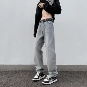 Helle blaue Jeans mit geradem Bein für Herren mit Sternnietengürtel im Streetstyle