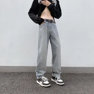 Herren Jeans in Hellblau mit geradem Schnitt, Stern-Gürtel und coolem Streetwear-Look