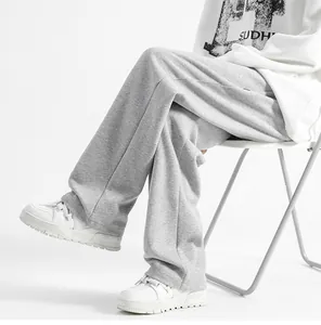 Détail du pantalon de jogging gris large en mélange de coton lourd et coupe ample