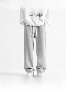 Gros plan du cordon de serrage blanc sur le jogging ample gris pour homme