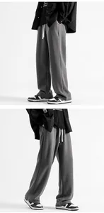 Détail du pantalon de jogging gris large avec taille à cordon et poches latérales