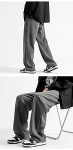 Vue détaillée du pantalon de jogging gris pour homme avec coupe droite et texture du tissu