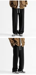 Détail d'un jogging gris pour homme avec cordon contrasté et texture en maille douce