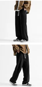 Détail du jogging noir à jambe large avec cordon de serrage blanc et texture en maille