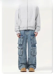 Vue de face d'un jean cargo bleu délavé à poches multiples avec coupe droite pour homme