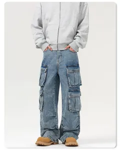 Détail macro de pantalon cargo en denim bleu délavé rétro avec plusieurs poches utilitaires