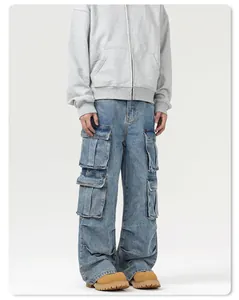Vue détaillée du design multi-poches sur le jean cargo bleu délavé vintage pour hommes