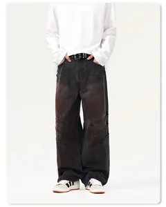 Dettaglio di jeans vintage con effetto lavaggio ruggine e pannelli a strati sul ginocchio
