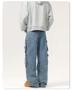 Vue arrière du jean cargo bleu délavé vintage avec coupe large et grandes poches latérales