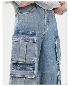Détail des poches cargo sur un jean en denim délavé bleu clair avec coutures