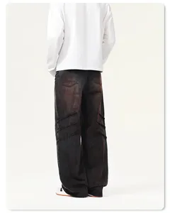 Dettaglio dei jeans ampi invecchiati con pieghe posteriori uniche e texture denim lavata