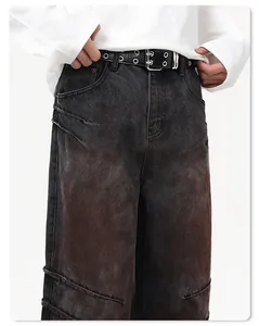 Dettaglio dei jeans grigi vintage con effetto lavaggio ruggine e cuciture a pieghe uomo
