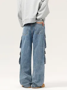Jean cargo bleu délavé pour homme avec plusieurs poches et une coupe droite décontractée