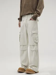Pantalon cargo homme en coton blanc cassé avec jambes larges et poches multiples