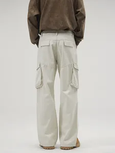 Pantalon cargo beige en coton pour homme avec coupe large et poches multiples