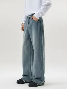 Jean homme délavé bleu clair à coupe large et droite dans un style urbain minimaliste