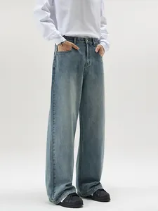 Jean large pour homme en bleu clair avec effet délavé et coupe droite rétro chic