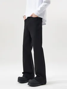 Jean évasé noir pour hommes style high street avec coupe large et design minimaliste