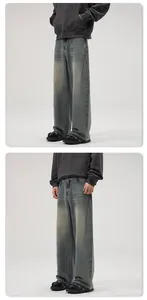 Détails d'un jean délavé vintage avec ourlet effiloché et moustaches de délavage