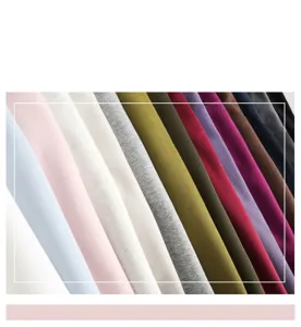 Macro-opname van een collectie veelkleurige zware katoenen stoffen voor hoodies