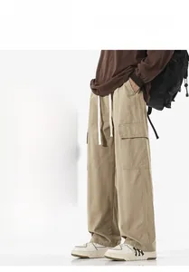 Vue détaillée du pantalon cargo kaki avec grandes poches et cordon de serrage blanc à la taille