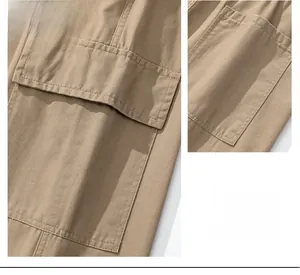 Détail de la poche latérale à rabat du pantalon cargo kaki avec coutures renforcées