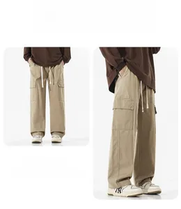 Détails du pantalon cargo kaki avec plusieurs poches latérales et un cordon blanc à la taille