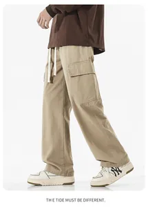 Vue détaillée du pantalon cargo kaki avec grandes poches à rabat et cordon de serrage