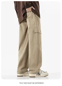 Détail du pantalon cargo kaki avec grandes poches latérales et coupe large en coton