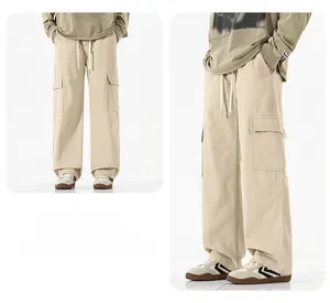 Détail du pantalon cargo beige avec grandes poches latérales et taille à cordon serrage