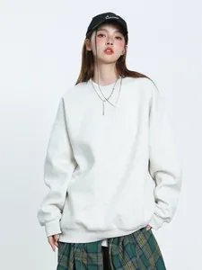 Oversized heavy 405g crewneck sweatshirt in light gray with layered styling