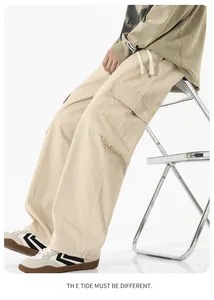 Détail du pantalon cargo kaki avec grandes poches latérales et cordon de serrage crème
